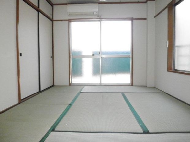 Living and room. Separate reference is a picture