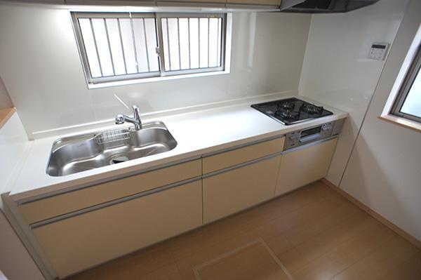 Kitchen. Indoor (11 May 2013) Shooting A Building