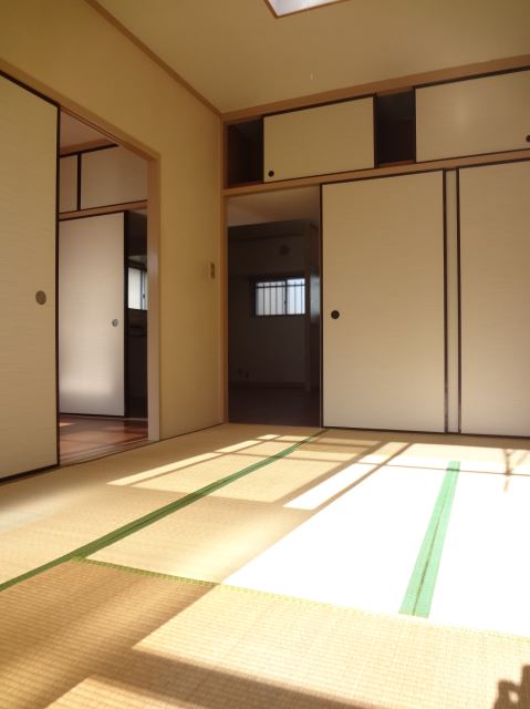 Living and room. Moist and calm