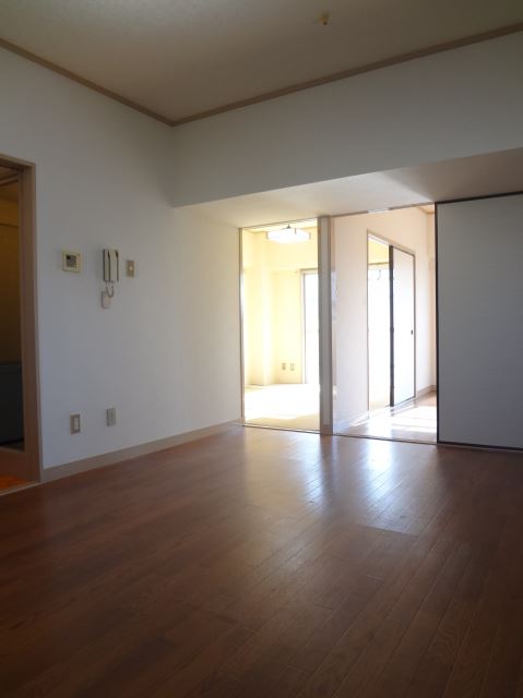 Living and room. Living room spacious and have been a feeling of freedom!