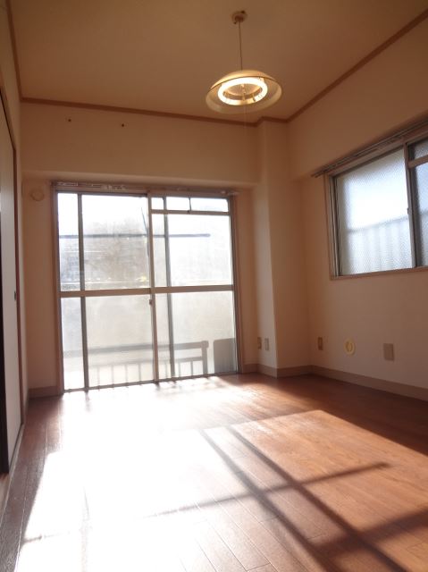 Living and room. Base is good day to face the Netherlands