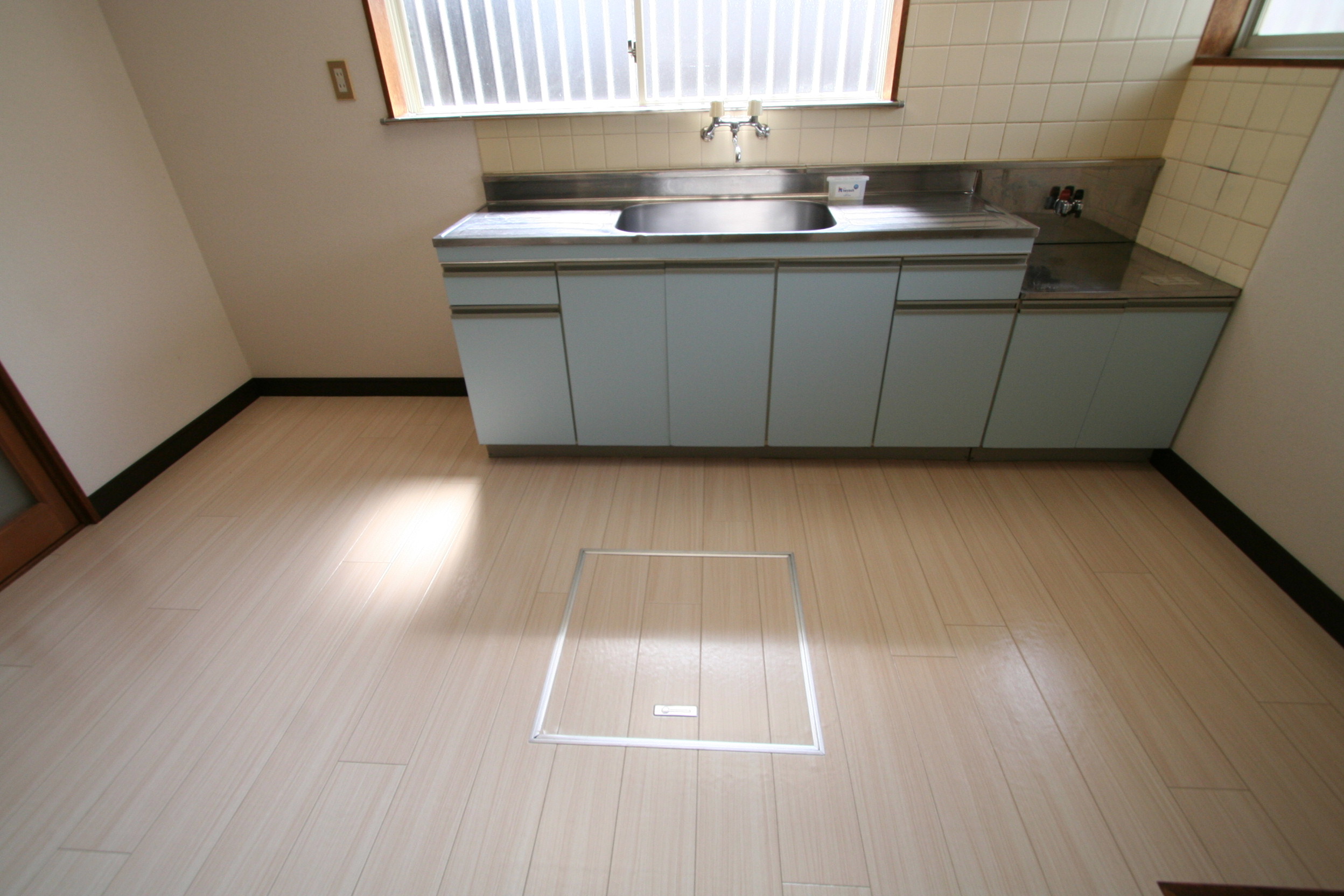 Kitchen. Pretty wide kitchen is always enviable