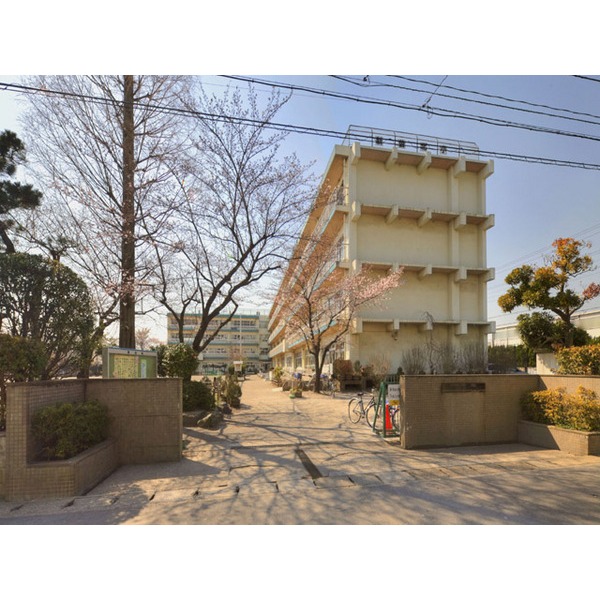 Primary school. 346m until Toda Municipal Nizo Kamikita (Elementary School)