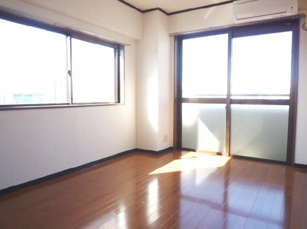 Living and room. Separate reference is a picture