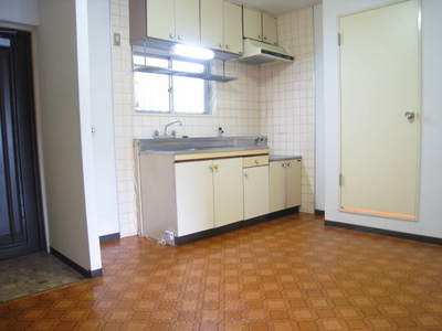 Kitchen. Daylight because there is a window in the kitchen ・ Kazedori ◎ is stove installation type