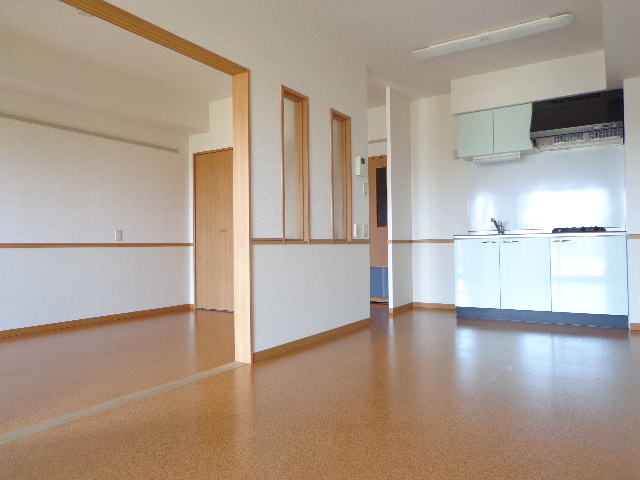 Living and room.  ☆ Spacious by connecting the LDK and Western ☆ 