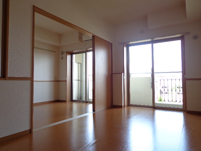 Living and room.  ☆ Sunny LDK ・ Air-conditioned ☆ 