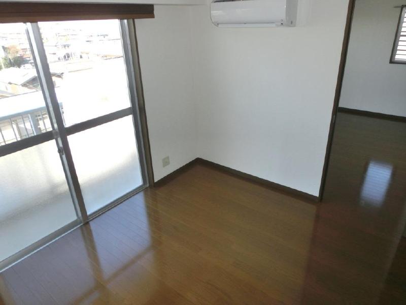 Living and room. It is living with air conditioning