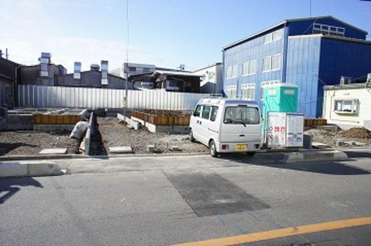 Local photos, including front road. Frontal road