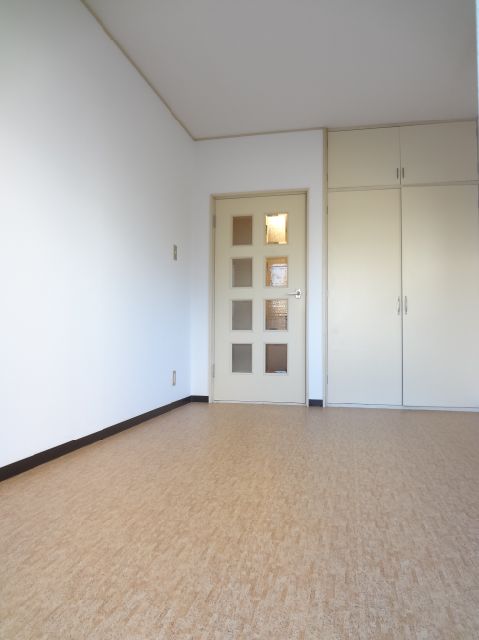 Living and room. It is just good breadth to live alone in 6 Pledge!