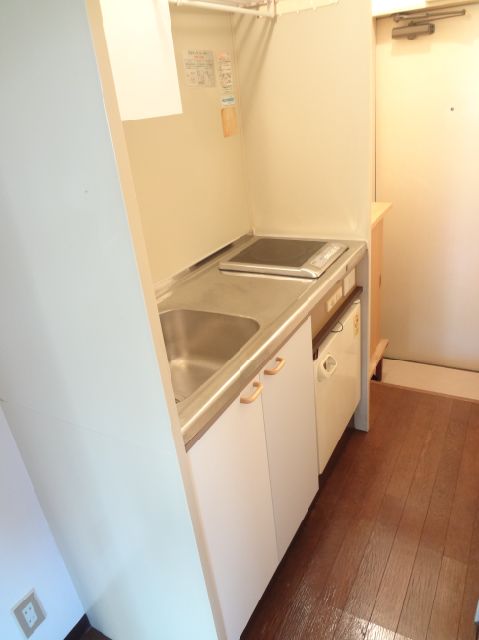 Kitchen. With IH heater! Cooking space is also spacious