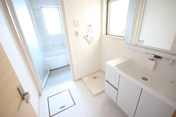 Wash basin, toilet. Spacious also wash