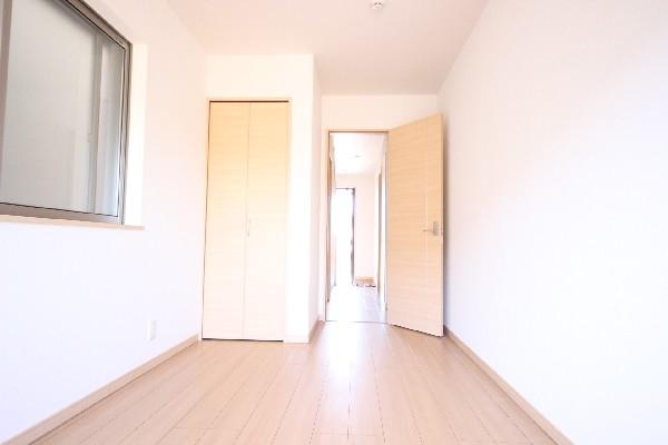 Non-living room. The east side of the room, There breadth of about 6.5 quires! 