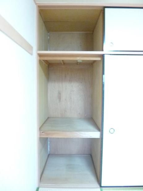 Receipt. Plenty of storage! ! Futon also put a lot