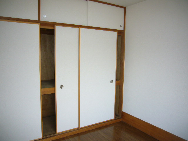 Other room space. The photograph is a Room 101