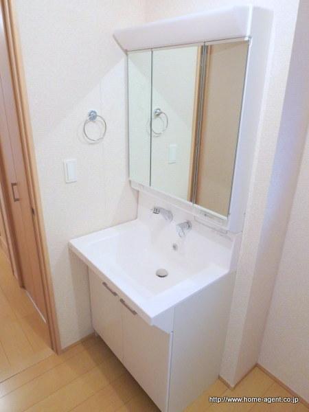 Wash basin, toilet. Indoor (11 May 2013) Shooting