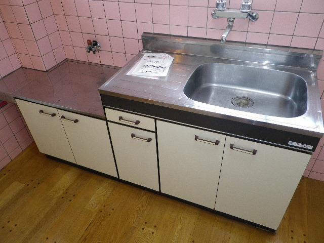 Kitchen. 2-neck is a gas stove can be installed.