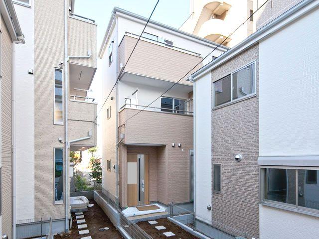 Local appearance photo. Local (10 May 2013) Shooting