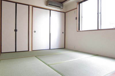 Living and room. We Shimae that the Japanese-style room is your luggage a lot with storage closet