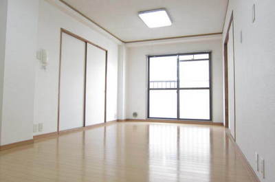 Living and room. Living both sides is the Japanese-style room, which has 10 Pledge living