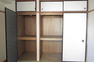 Receipt. There are half between the housing 1