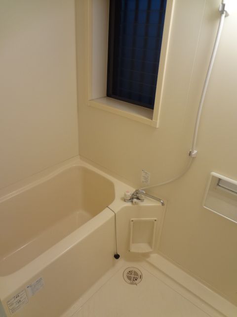 Bath. Pat mold measures in the window with the bath! ! 