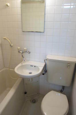 Bath. Cleaning a simple three-point unit bus