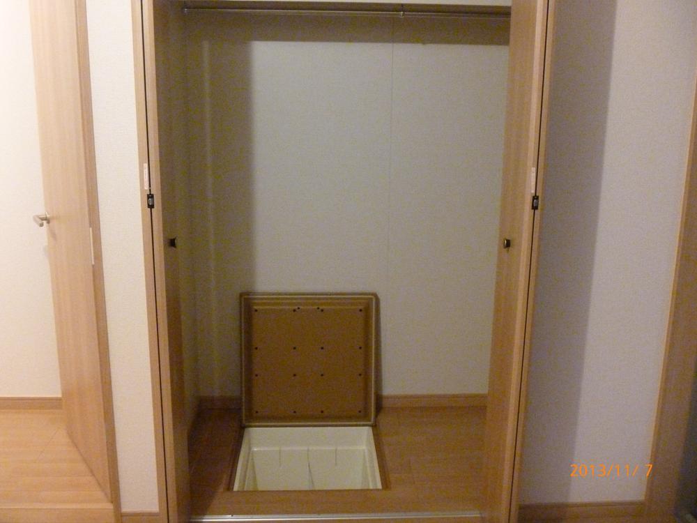 Receipt. Indoor (12 May 2013) Shooting Further under-floor storage in the closet