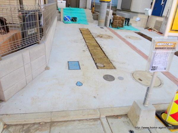 Parking lot. Parked easy parking in front 6m road