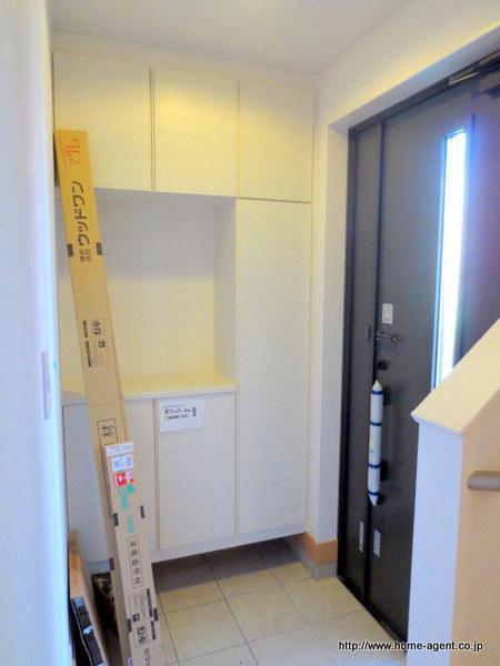 Entrance. Shoes to enter a lot of storage