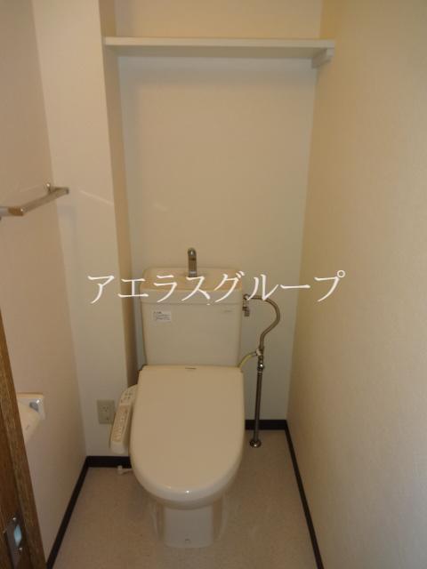 Toilet. Space to settle down