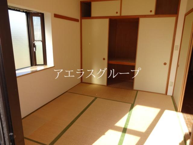 Living and room. It is a calm space