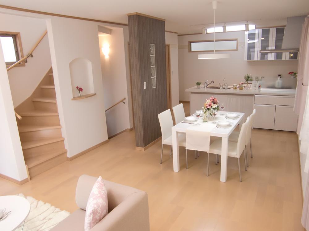 Living. Adults 3 ~ Space that is still the room also gathered four people. You can spend a common time with your family. 