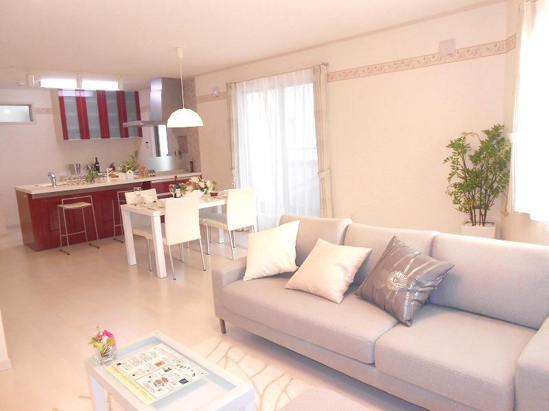 Other Equipment. Living with a still be placed a large sofa room at a dining table. Also you got to come to a lot of customers, You can relax slowly. You can spend a good time with family.  Floor heating is also standard equipment. 