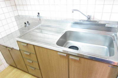 Kitchen. Easy-to-use sink with single lever