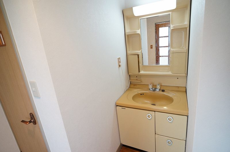 Washroom. Independent wash basin