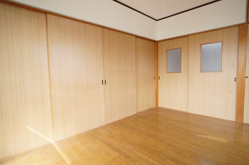 Living and room. Western-style 6 Pledge