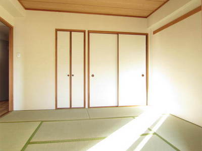 Living and room. Japanese-style room is also bright