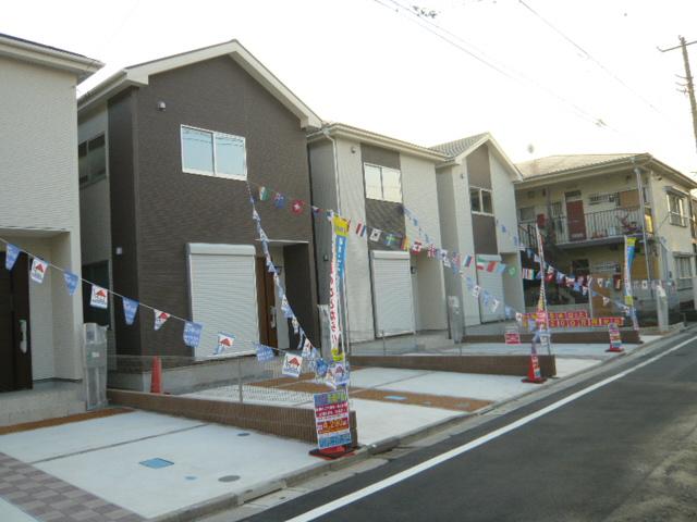 Local appearance photo. ◇ (3) Building _4LDK ◇ (2) (4) Building _3SLDK ◇ parallel P2 cars ◇ front road 6m ◇ city gas this sewage! ◇ is a living environment favorable area! 