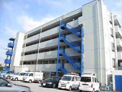 Building appearance. By bus and train to Shinjuku Station can be reached in 31 minutes! (Transfer time