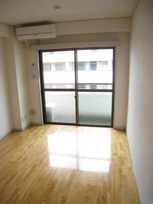 Living and room. It is south-facing Western-style also comes with Air conditioning