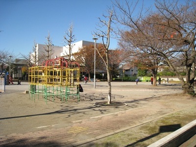 park. 圃中 150m to the park (park)