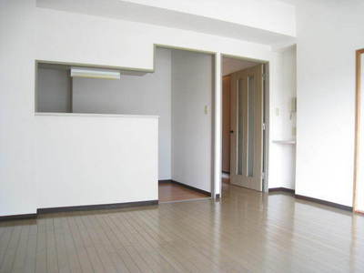 Living and room. Conversation when you cook in the living room of the counter kitchen is momentum