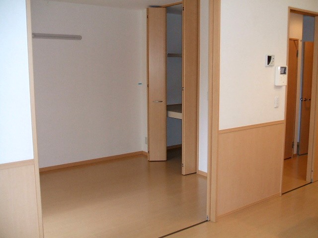 Living and room. Western-style room is equipped with storage. 