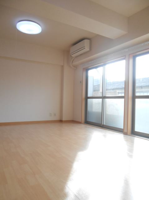 Living and room. You can satisfied with widely bright clean rooms