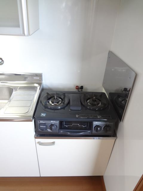 Kitchen. 2-neck with gas stove!