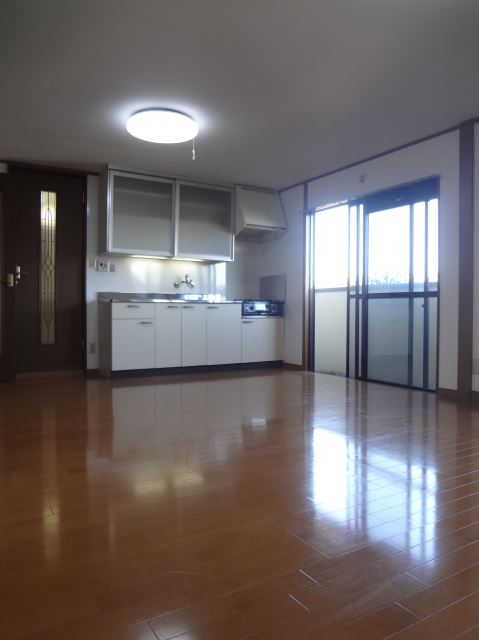 Living and room. Kitchen around the tail also spacious!