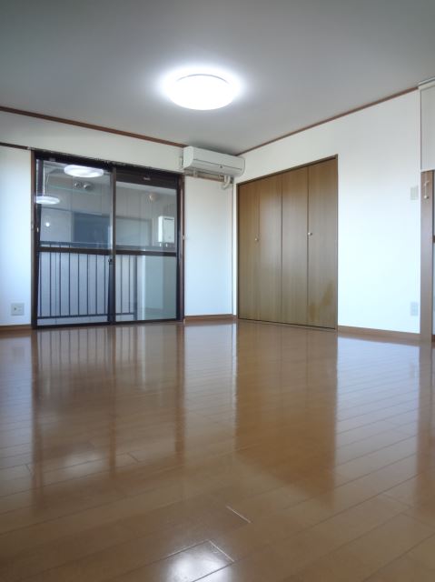 Living and room. Easy to bright indoor sun enters!