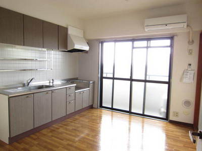 Living and room. It is very bright in the 7th floor