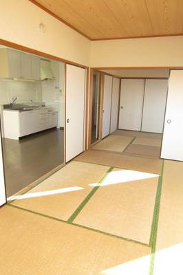 Living and room. It is a spacious room ☆